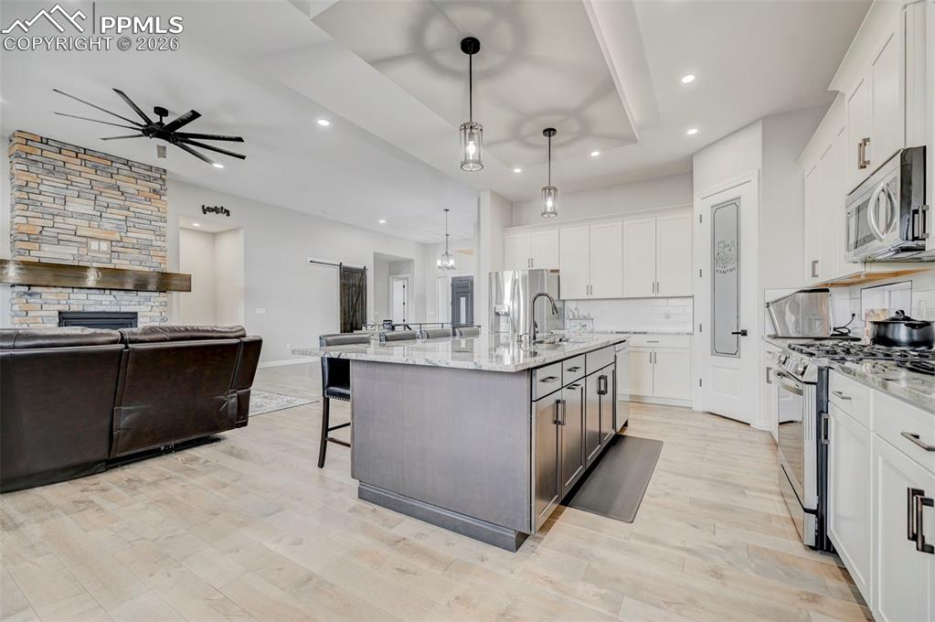 Image 7 of 50: Kitchen