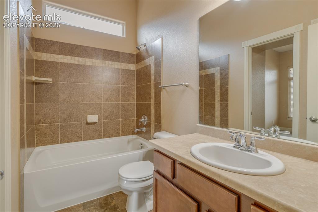 Image 18 of 36: Bathroom