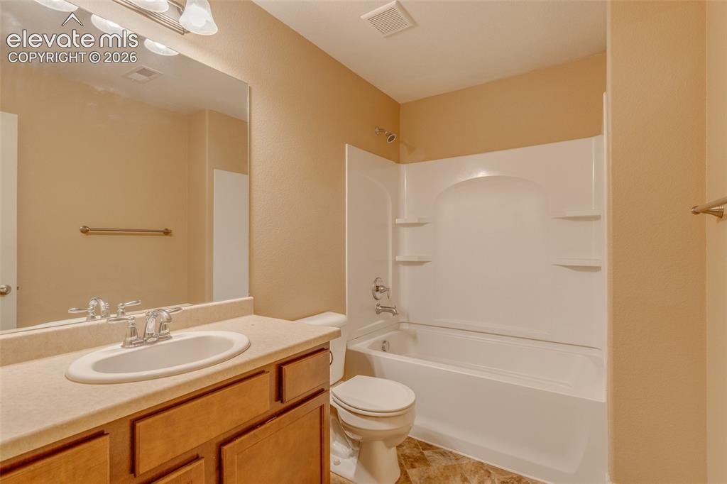 Image 25 of 36: Bathroom