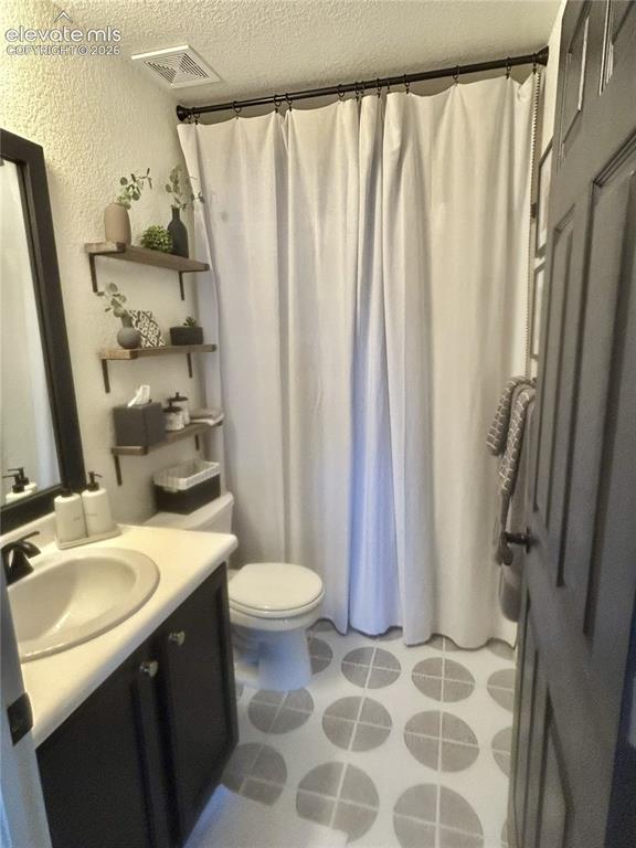 Image 13 of 15: Bathroom