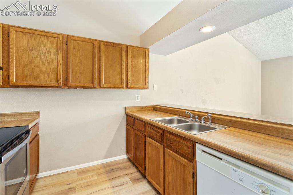 Image 10 of 30: Kitchen