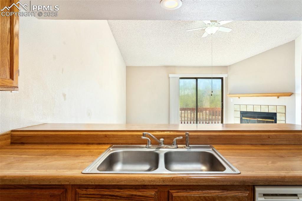 Image 11 of 30: Kitchen