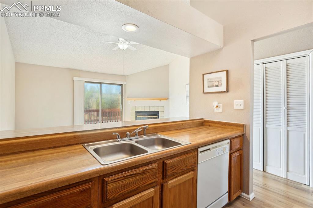 Image 12 of 30: Kitchen