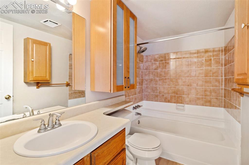 Image 20 of 30: Bathroom