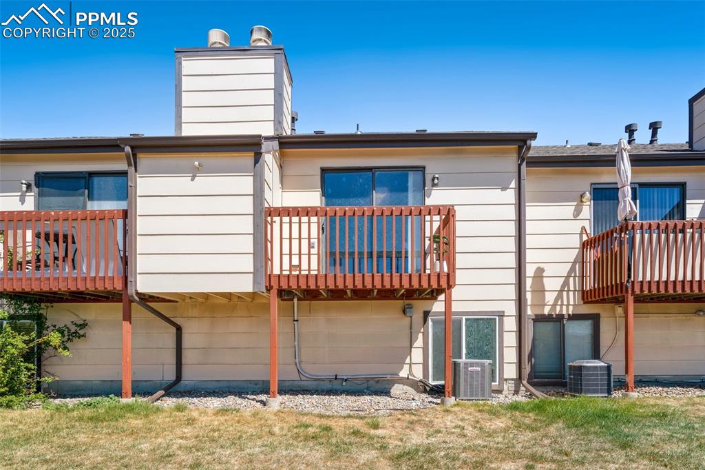 Image 26 of 30: Back of Structure