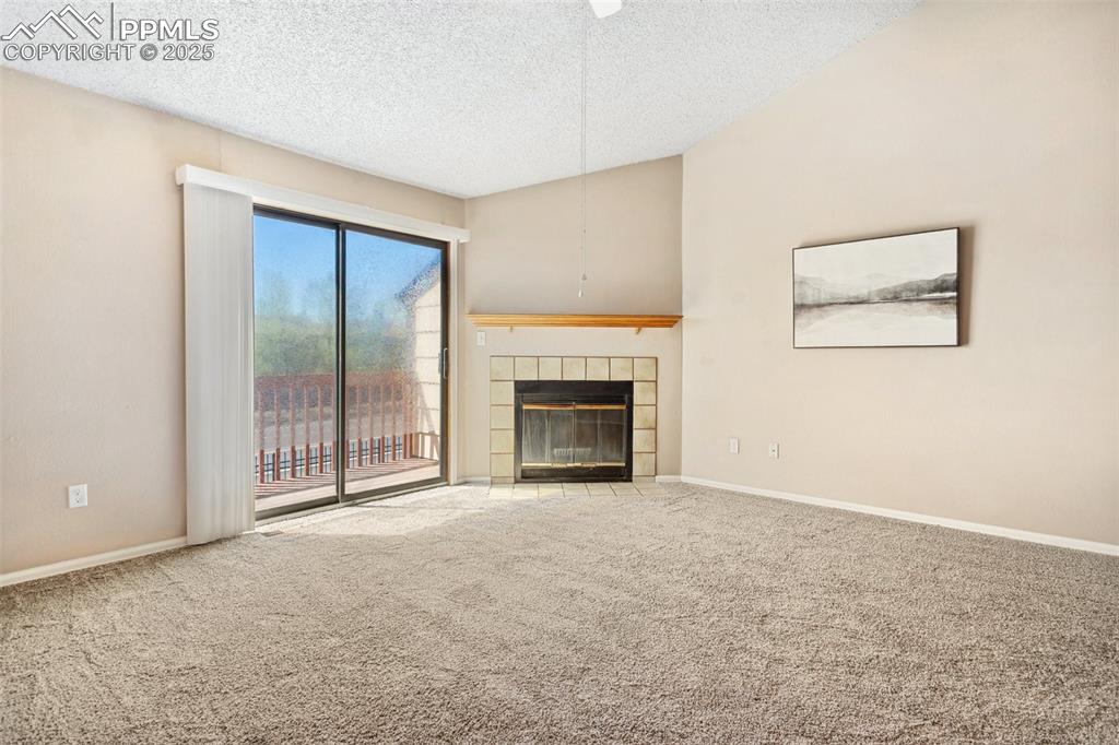 Image 28 of 30: Living Room