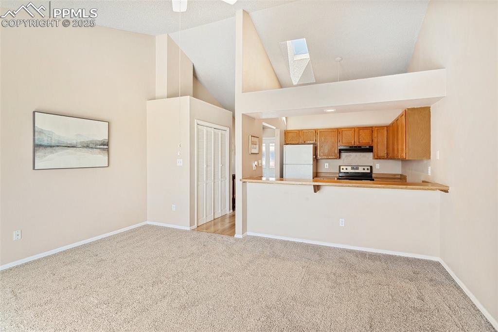 Image 5 of 30: Kitchen