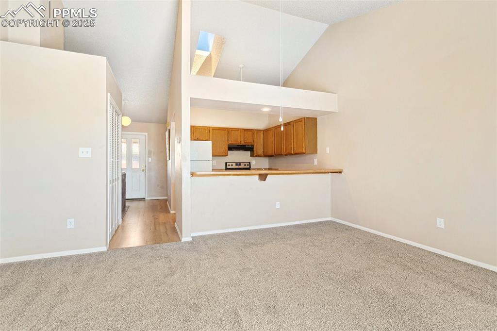 Image 6 of 30: Kitchen