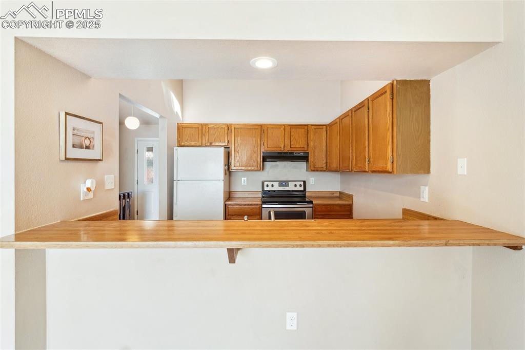 Image 7 of 30: Kitchen