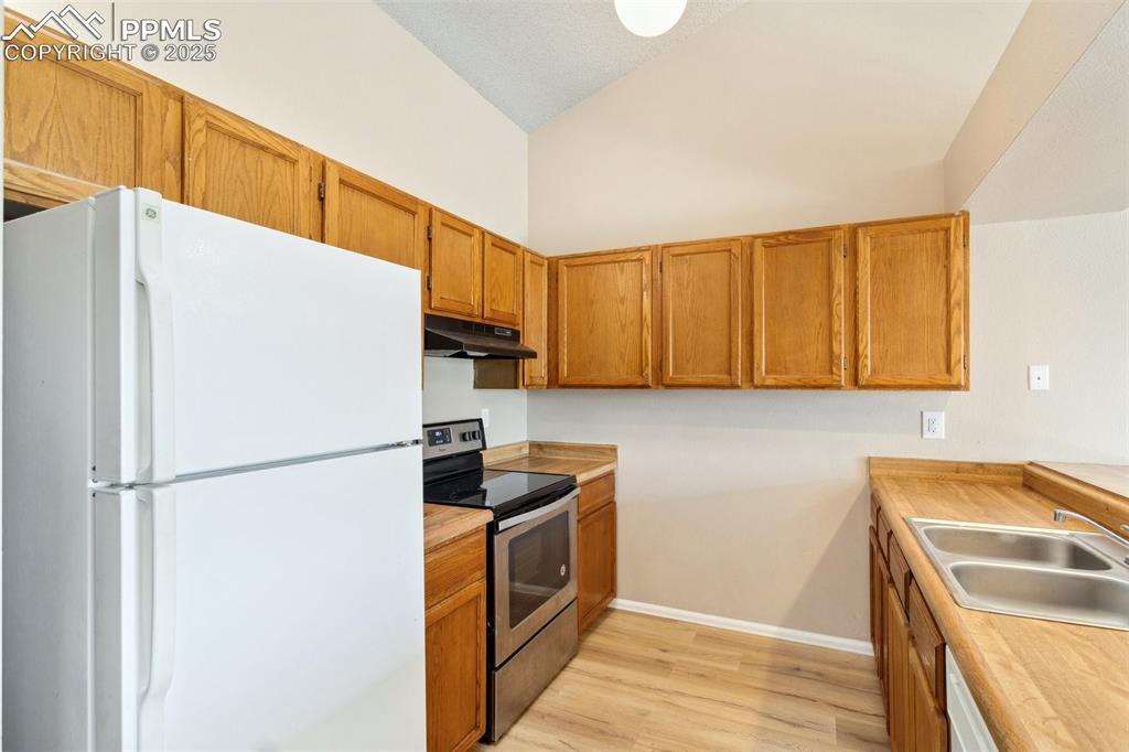 Image 8 of 30: Kitchen