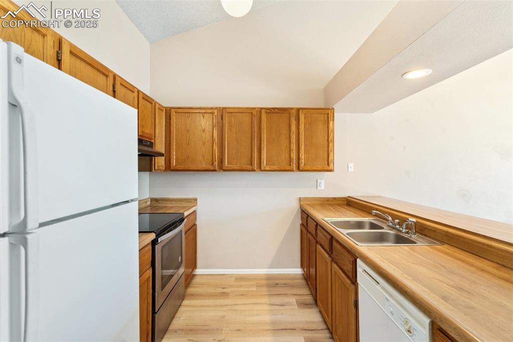 Image 9 of 30: Kitchen