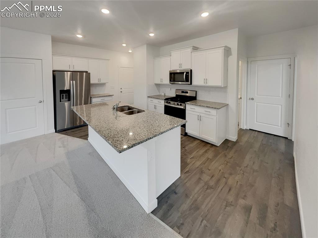 Image 15 of 25: Kitchen