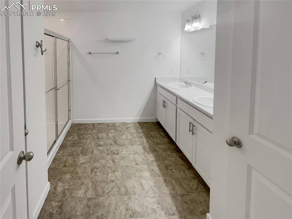 Image 17 of 25: Bathroom
