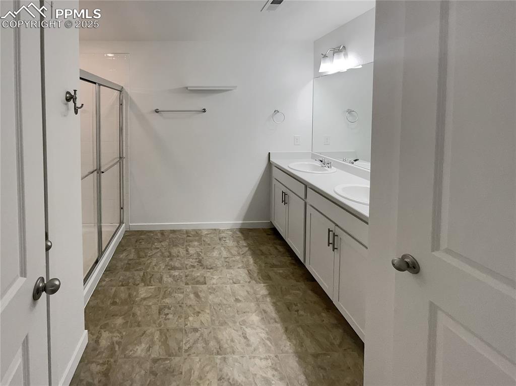 Image 18 of 25: Bathroom
