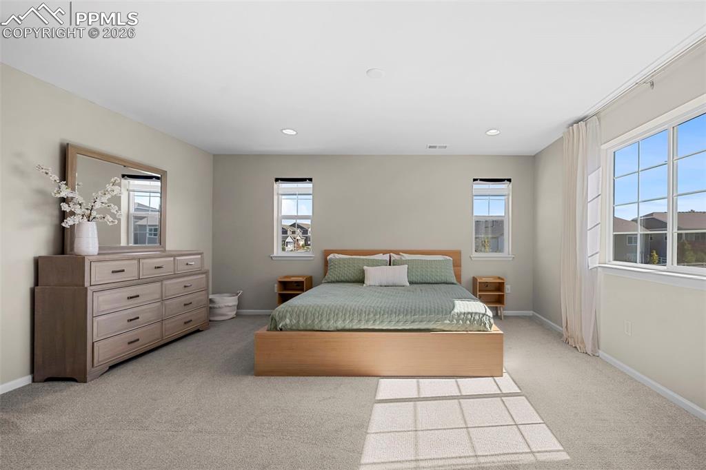 Image 21 of 47: Bedroom