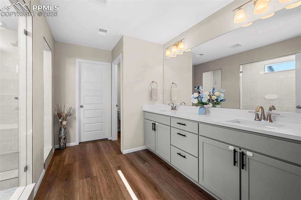 Image 22 of 47: Bathroom