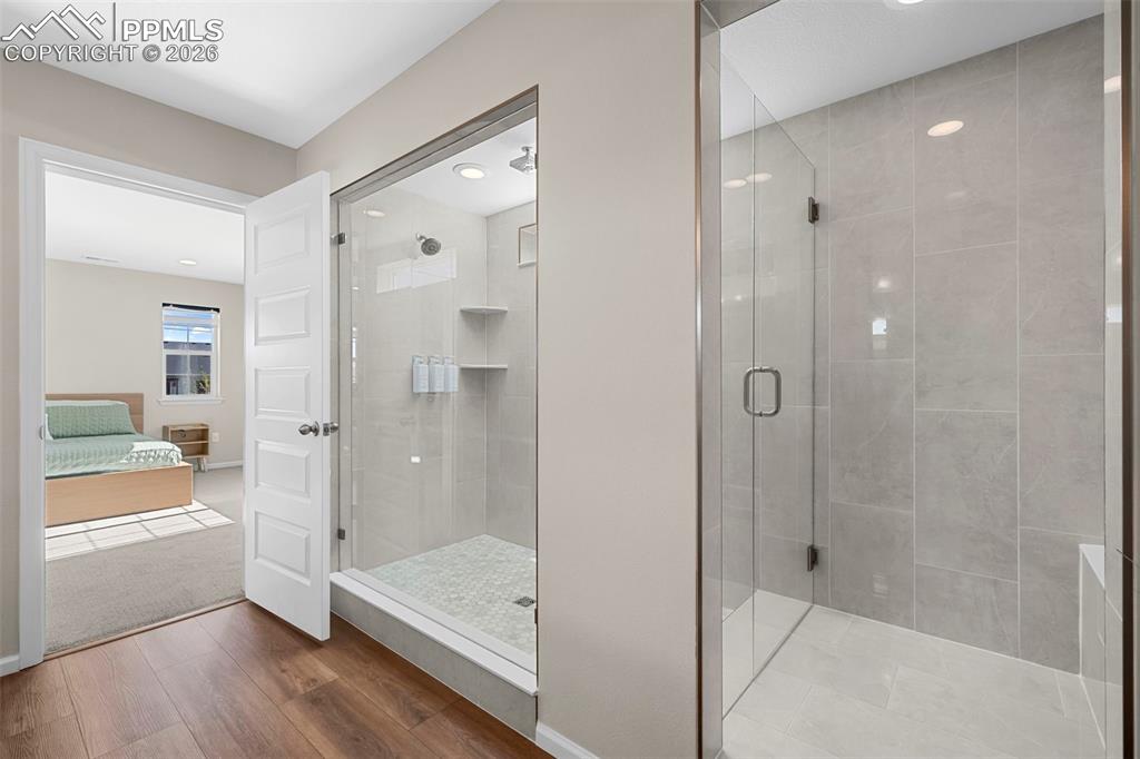 Image 23 of 47: Bathroom