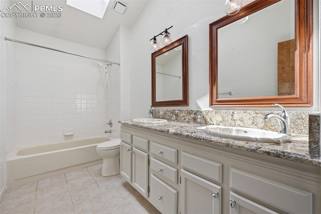 Image 13 of 50: Bathroom