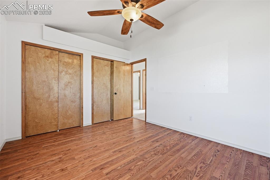 Image 14 of 50: Bedroom