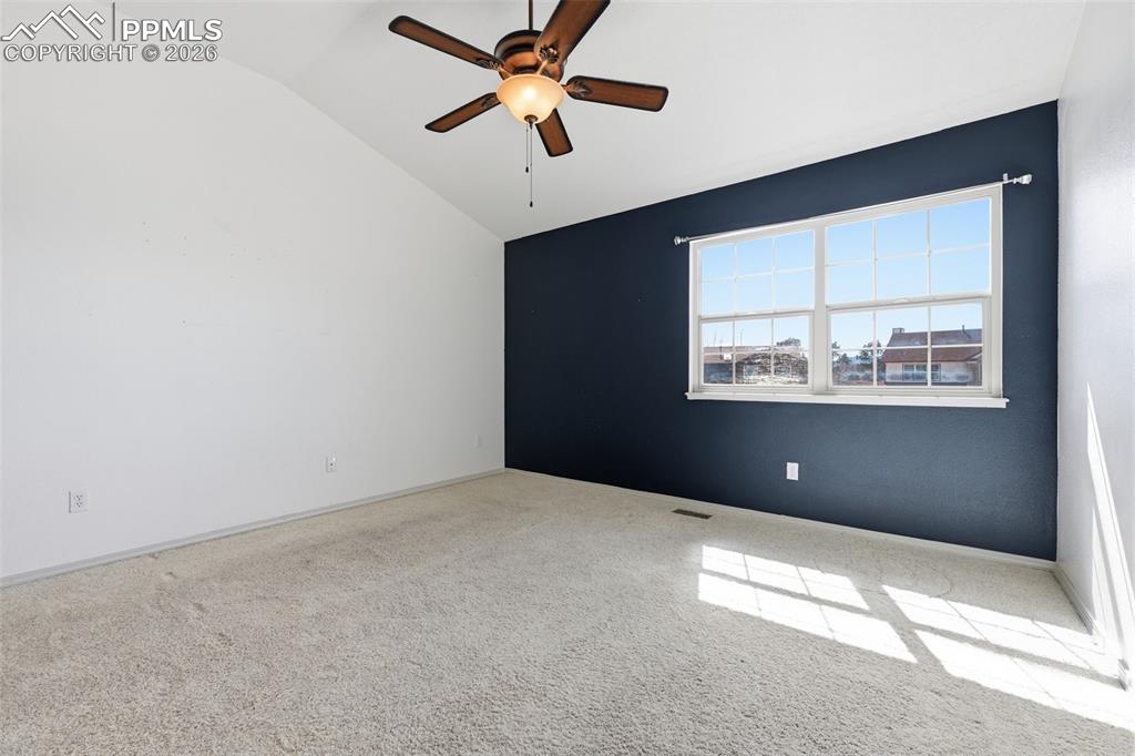 Image 17 of 50: Bedroom