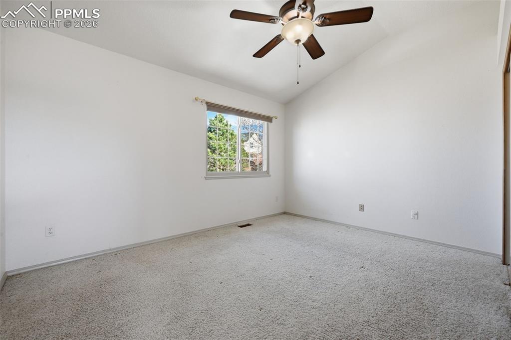 Image 19 of 50: Bedroom