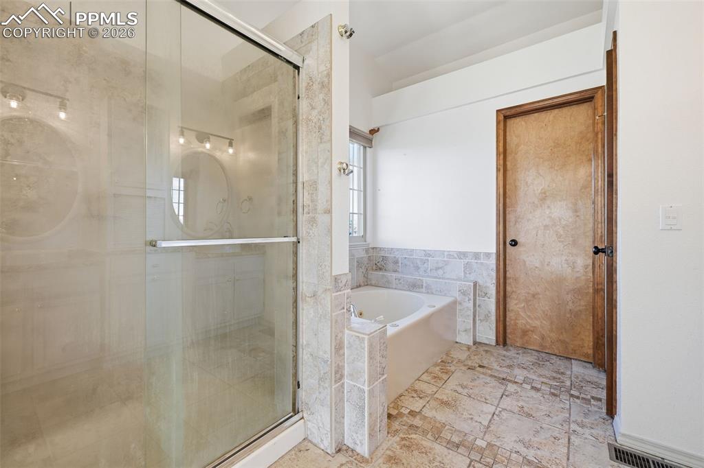 Image 20 of 50: Bathroom