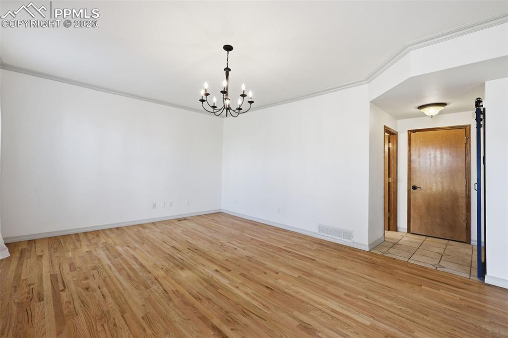 Image 28 of 50: Dining Area