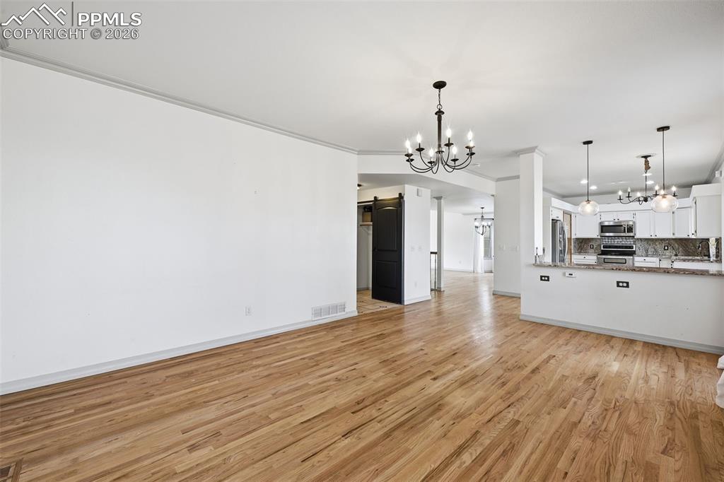 Image 29 of 50: Dining Area