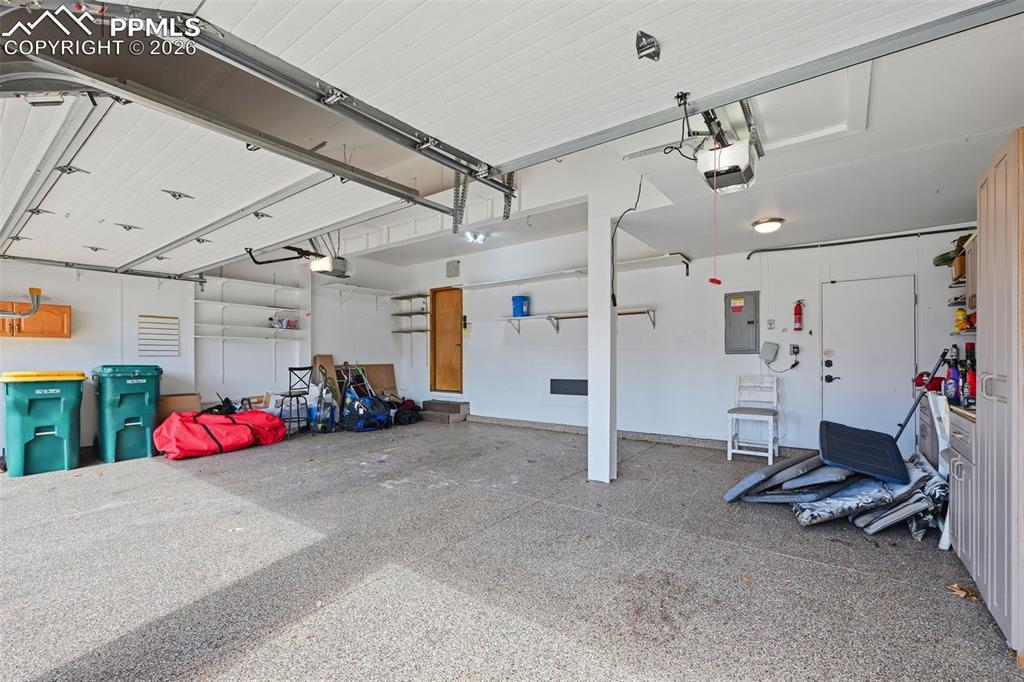 Image 3 of 50: Garage