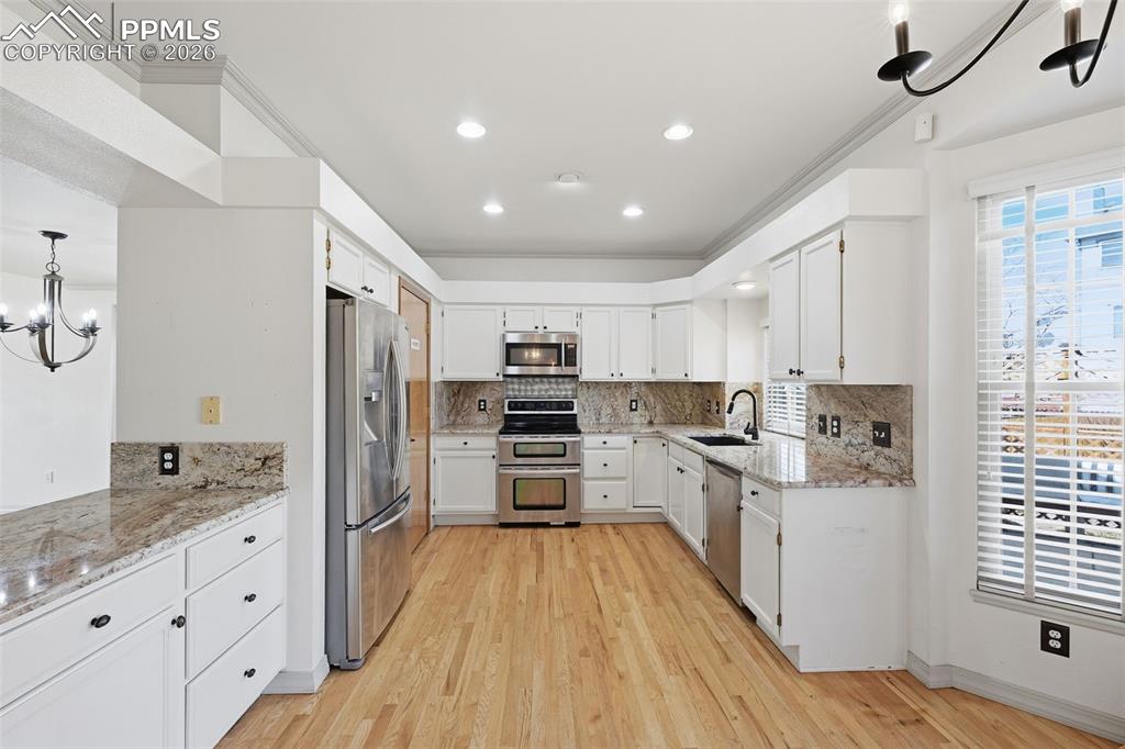 Image 35 of 50: Kitchen