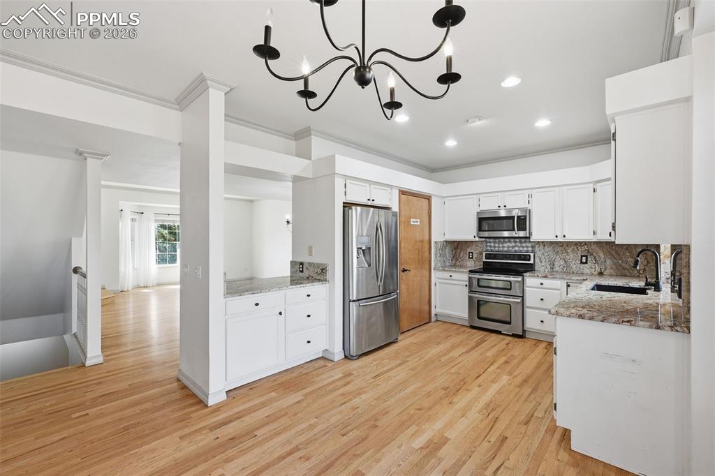 Image 36 of 50: Kitchen