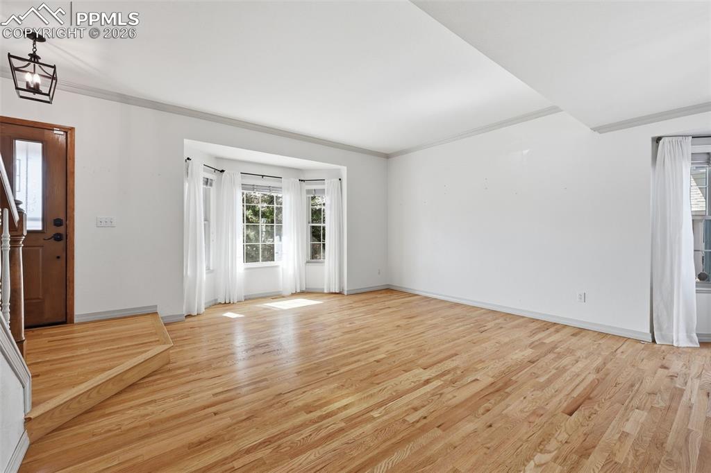 Image 39 of 50: Living Room