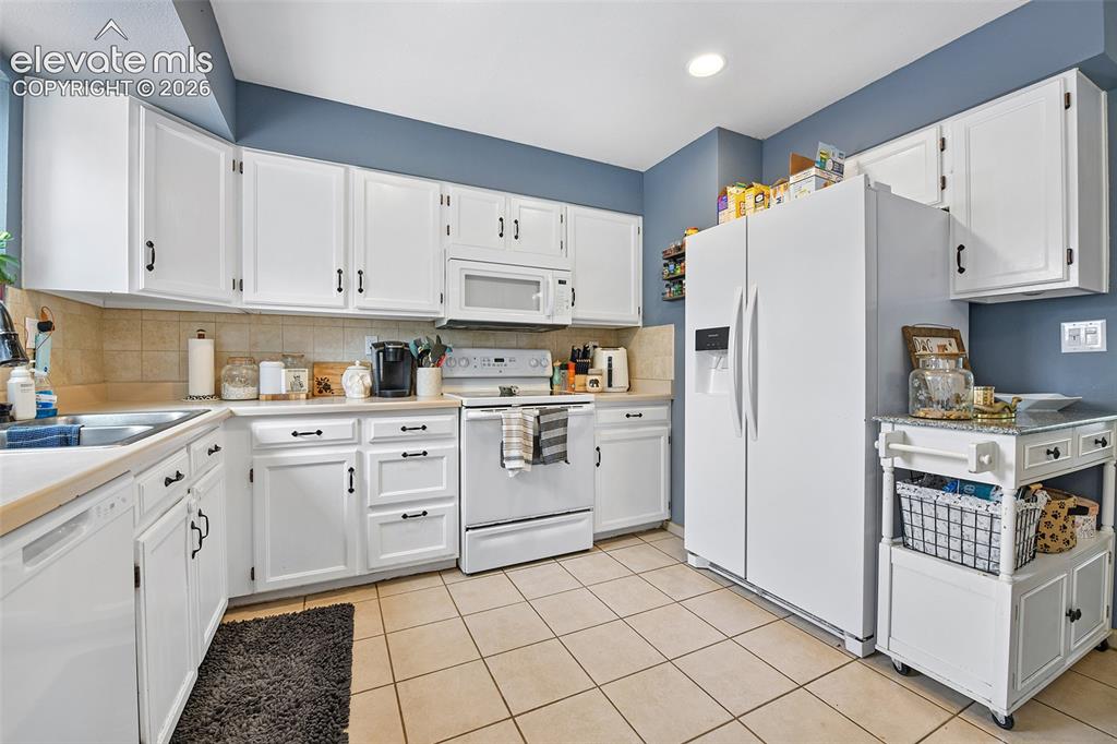 Image 10 of 21: Kitchen