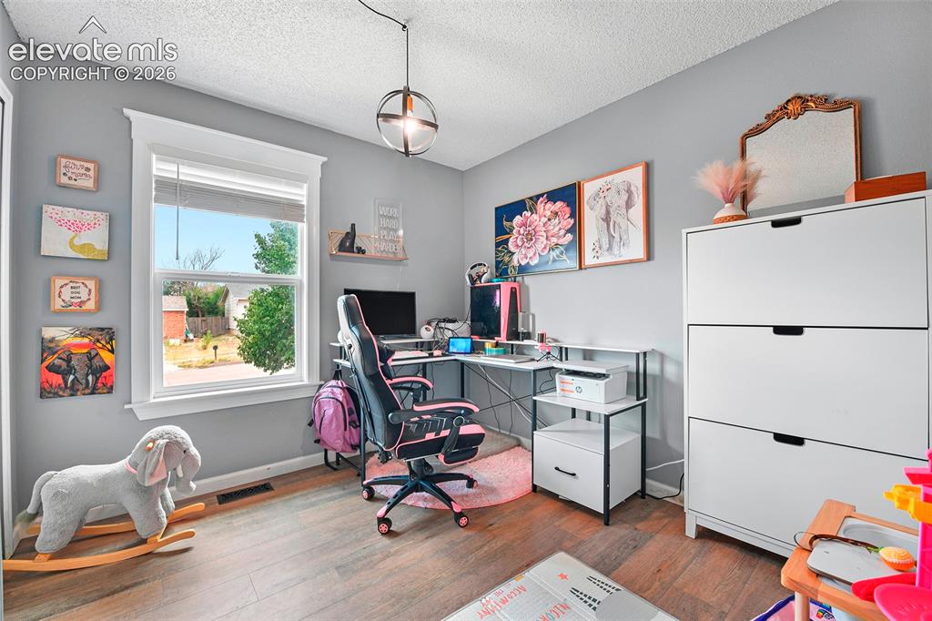 Image 14 of 21: Office