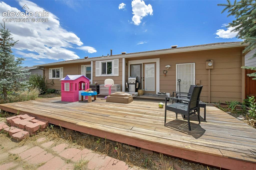 Image 17 of 21: Deck