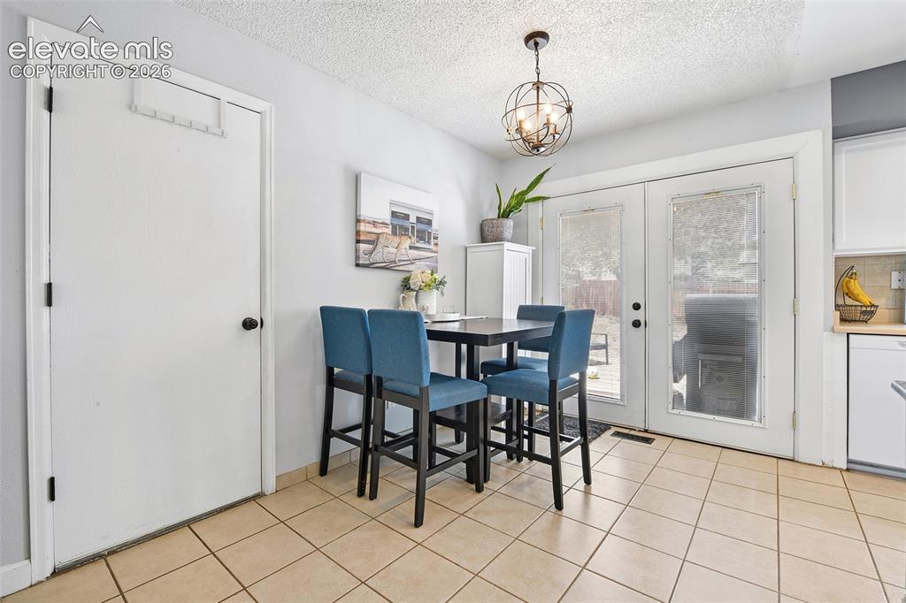 Image 7 of 21: Dining Area