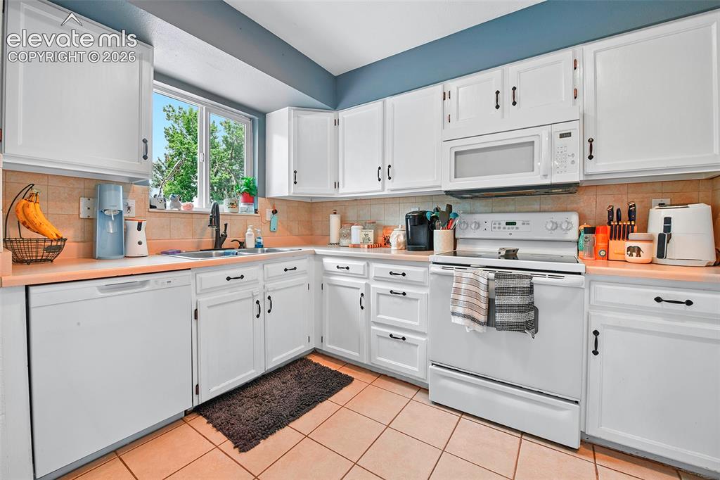 Image 9 of 21: Kitchen