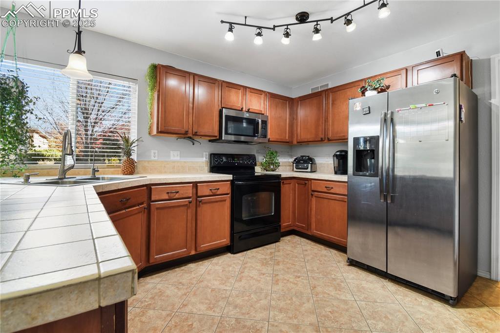 Image 11 of 38: Kitchen