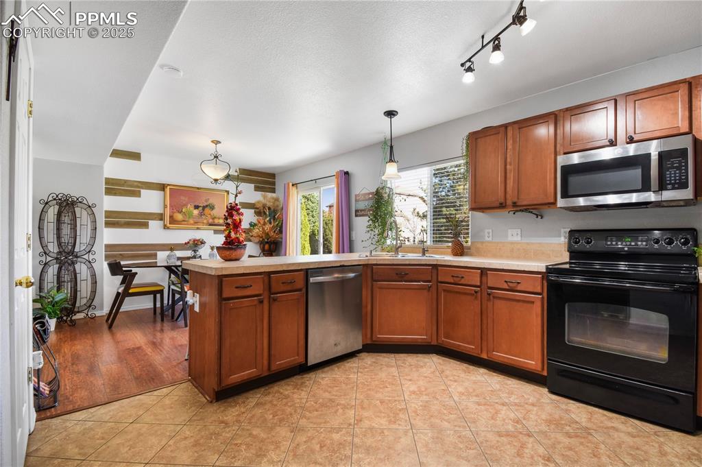 Image 12 of 38: Kitchen