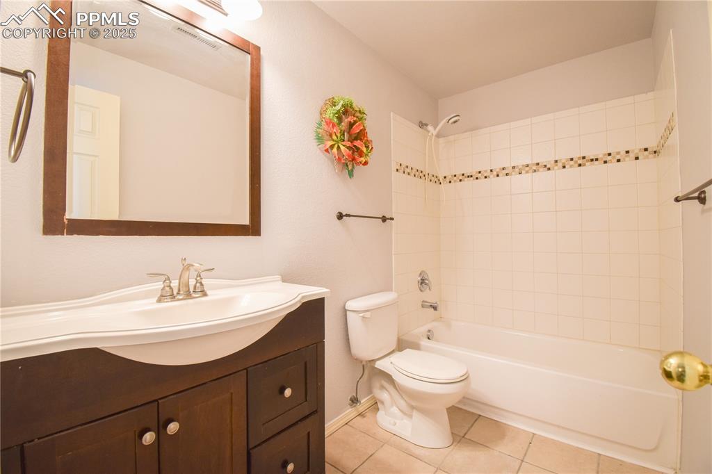 Image 32 of 38: Bathroom