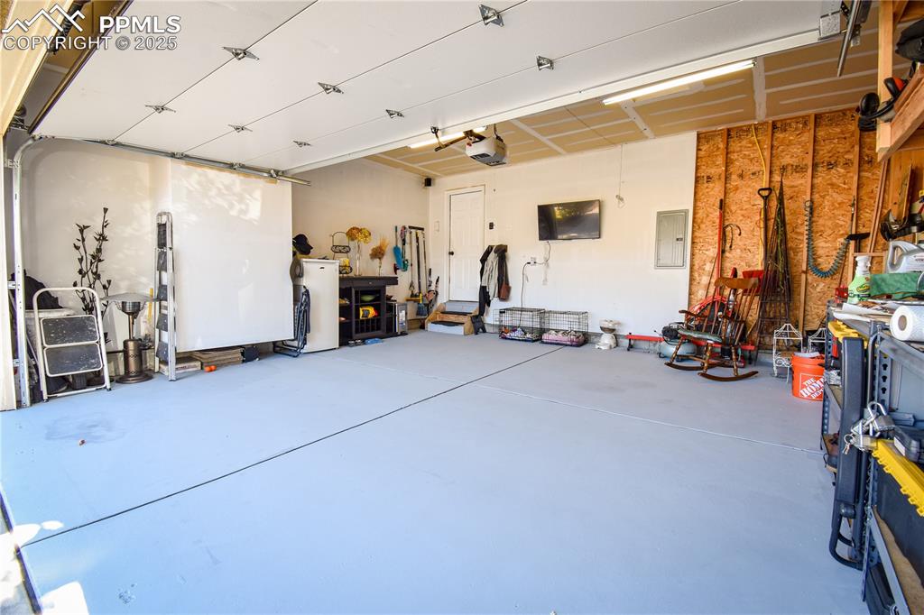 Image 34 of 38: Garage