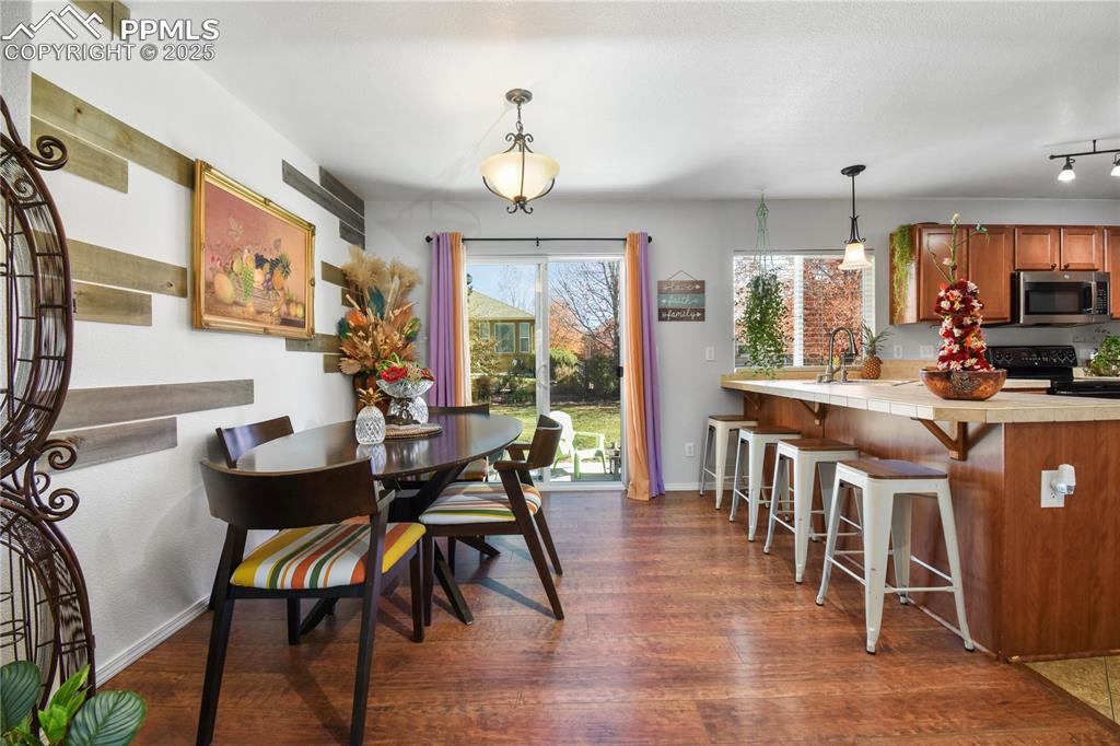 Image 9 of 38: Dining Area