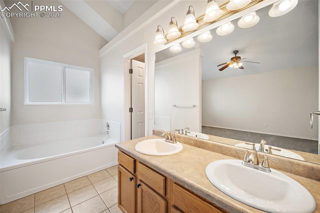 Image 22 of 45: Bathroom