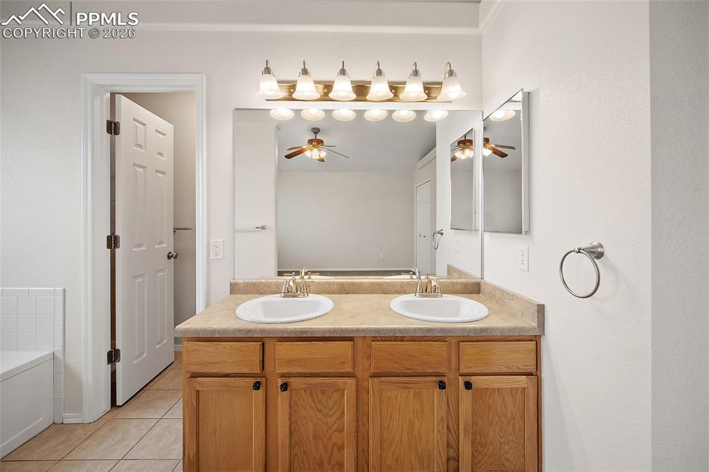 Image 23 of 45: Bathroom