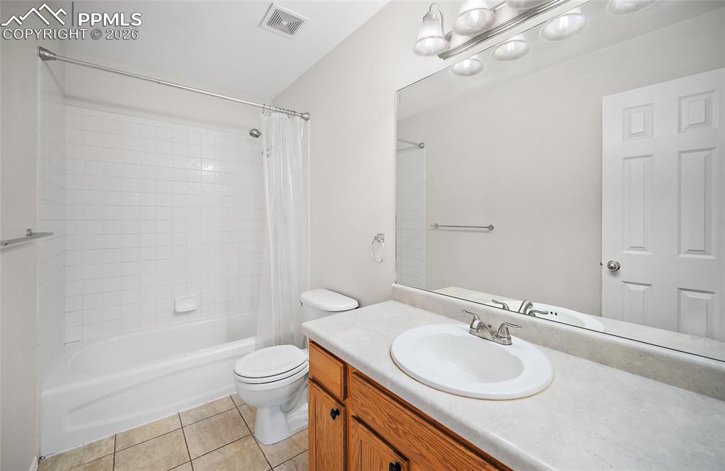 Image 25 of 45: Bathroom