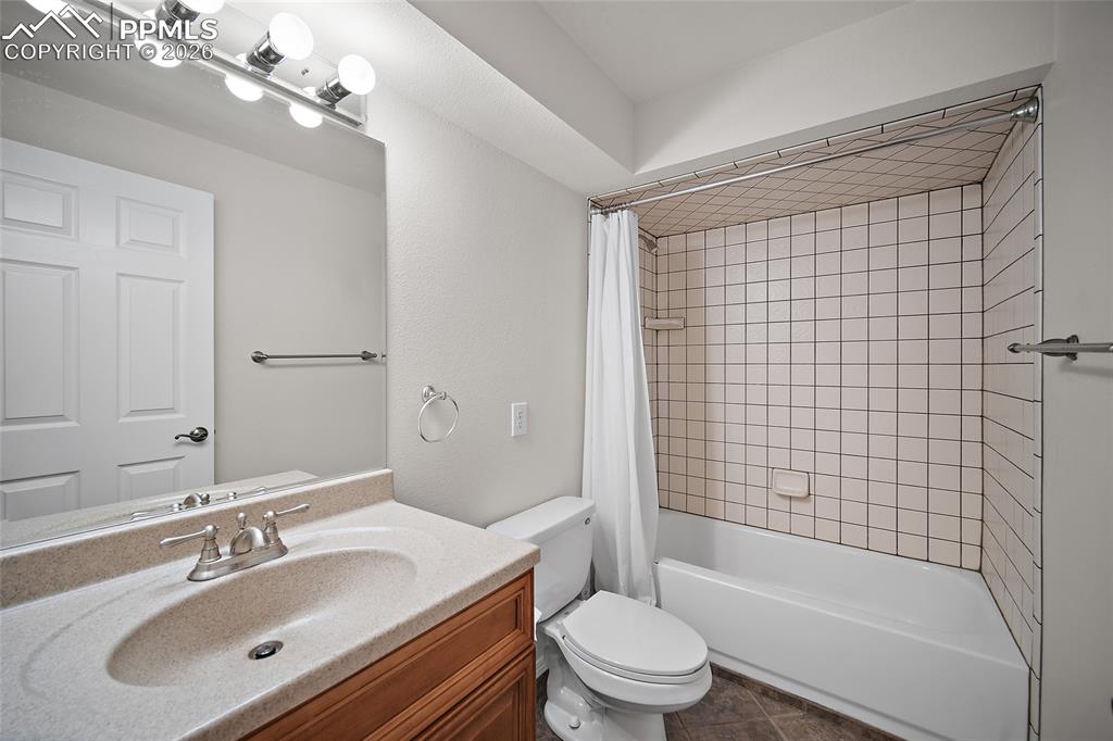 Image 34 of 45: Bathroom