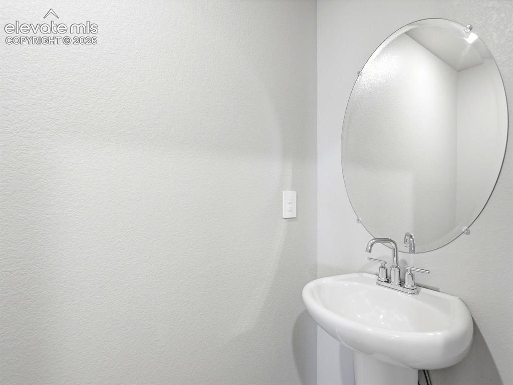 Image 25 of 44: Bathroom