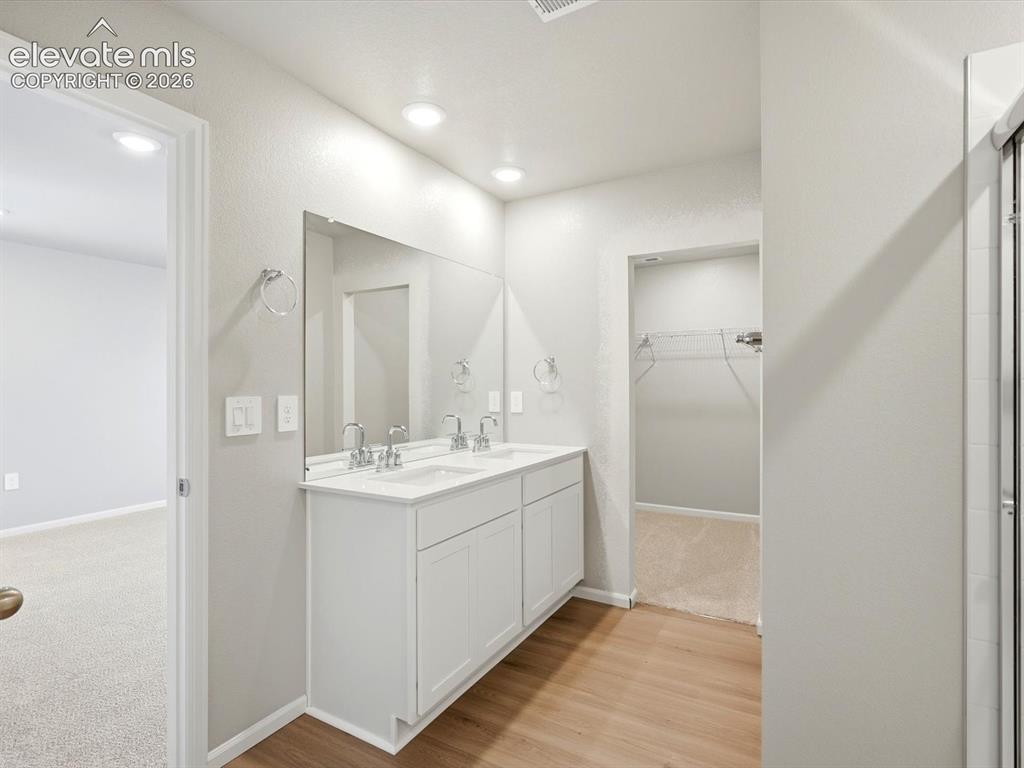 Image 30 of 44: Bathroom