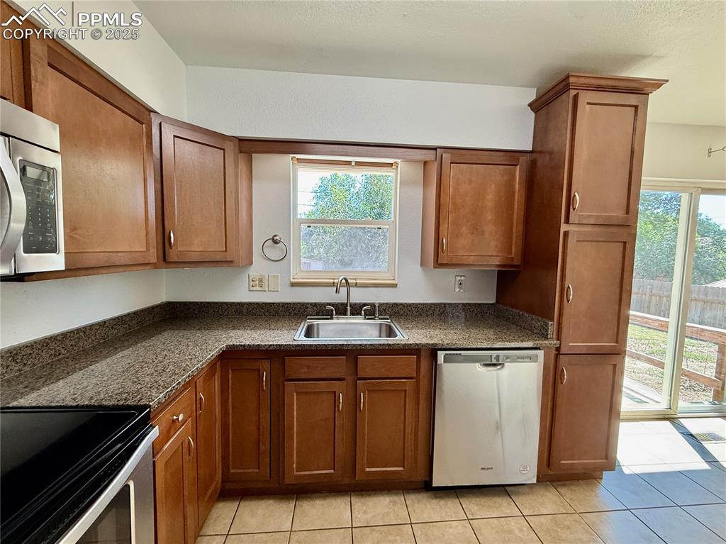 Image 10 of 32: Kitchen Area