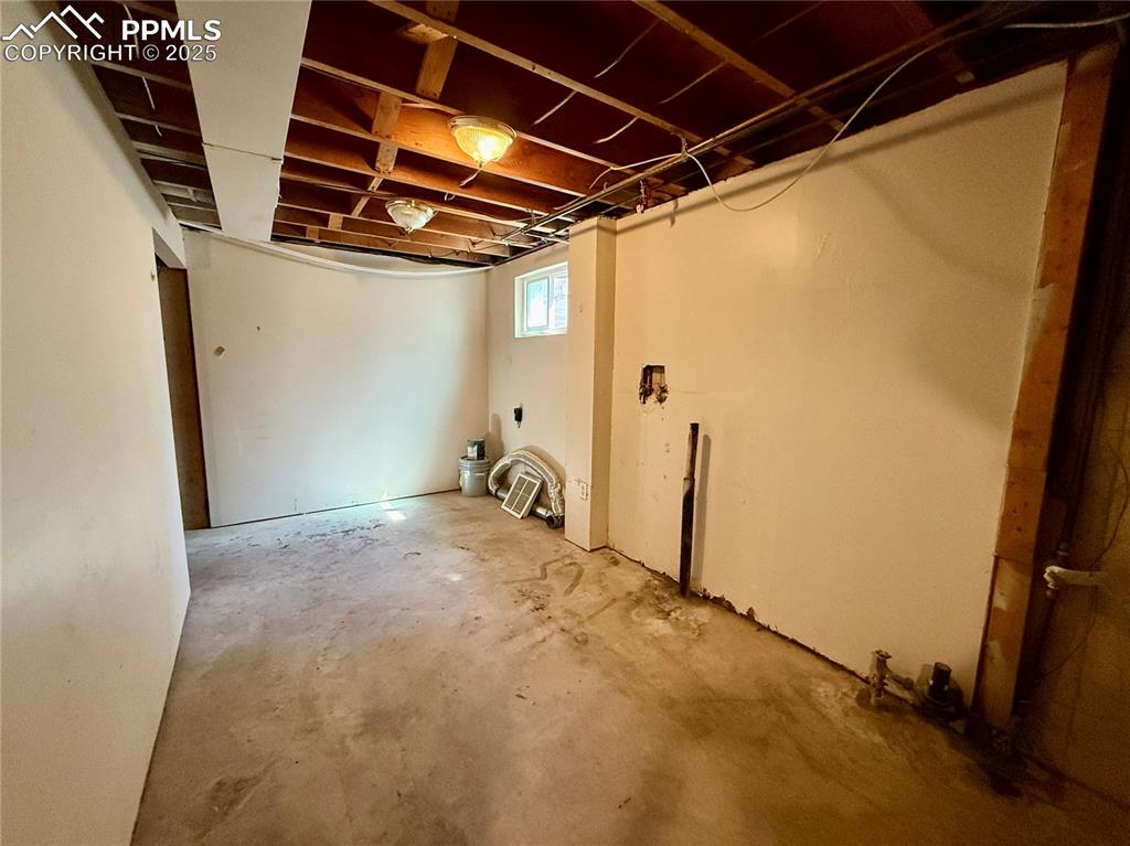Image 28 of 32: Laundry / Storage (Lower Level)